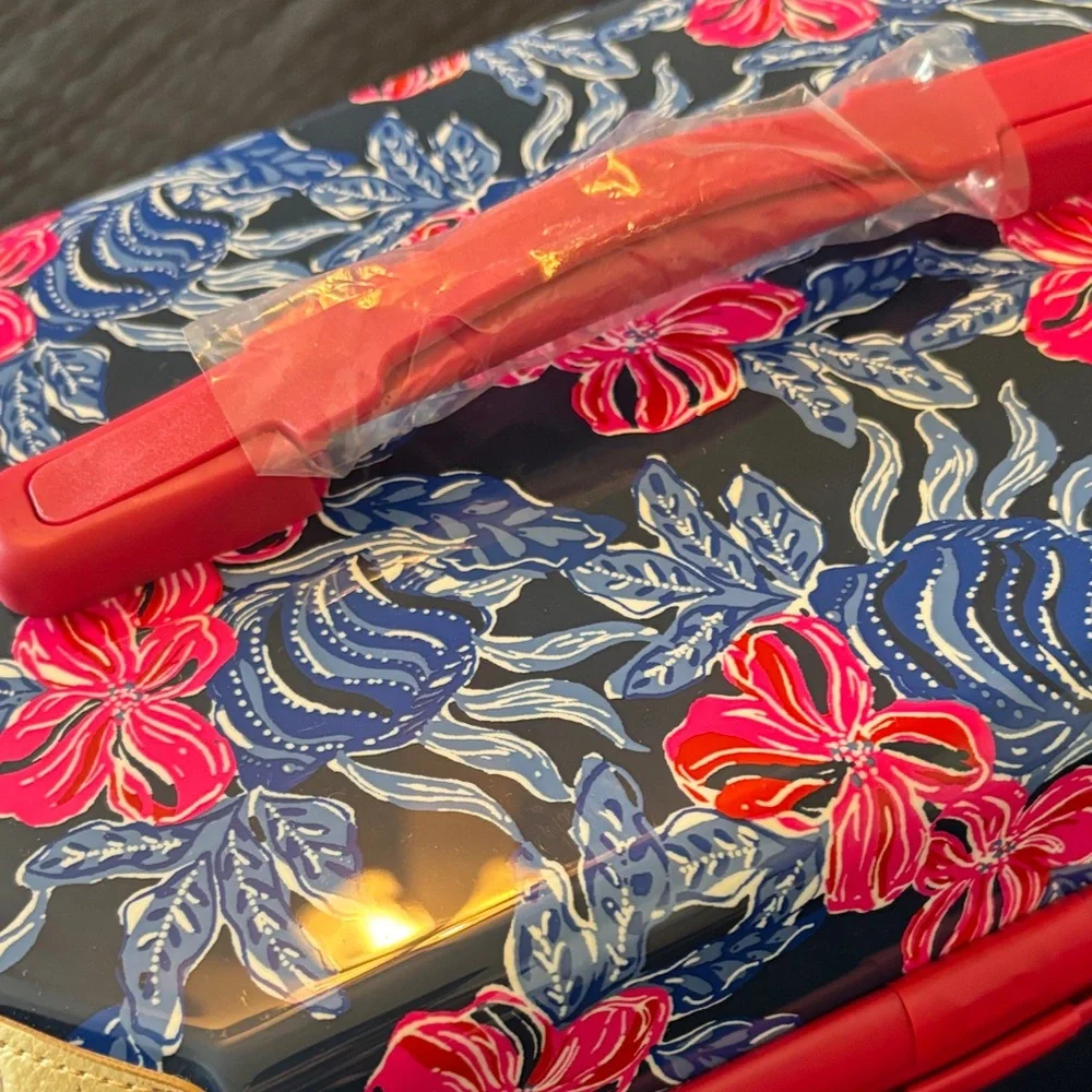 Lilly Pulitzer , in mint condition, newer used - Picture 3 of 11